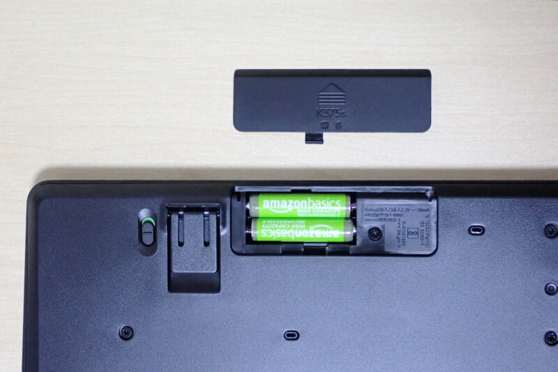 Logicool ワイヤレスキーボード K375sの電源は単四形電池2本